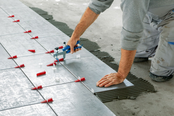 carreleur fixant une dalle